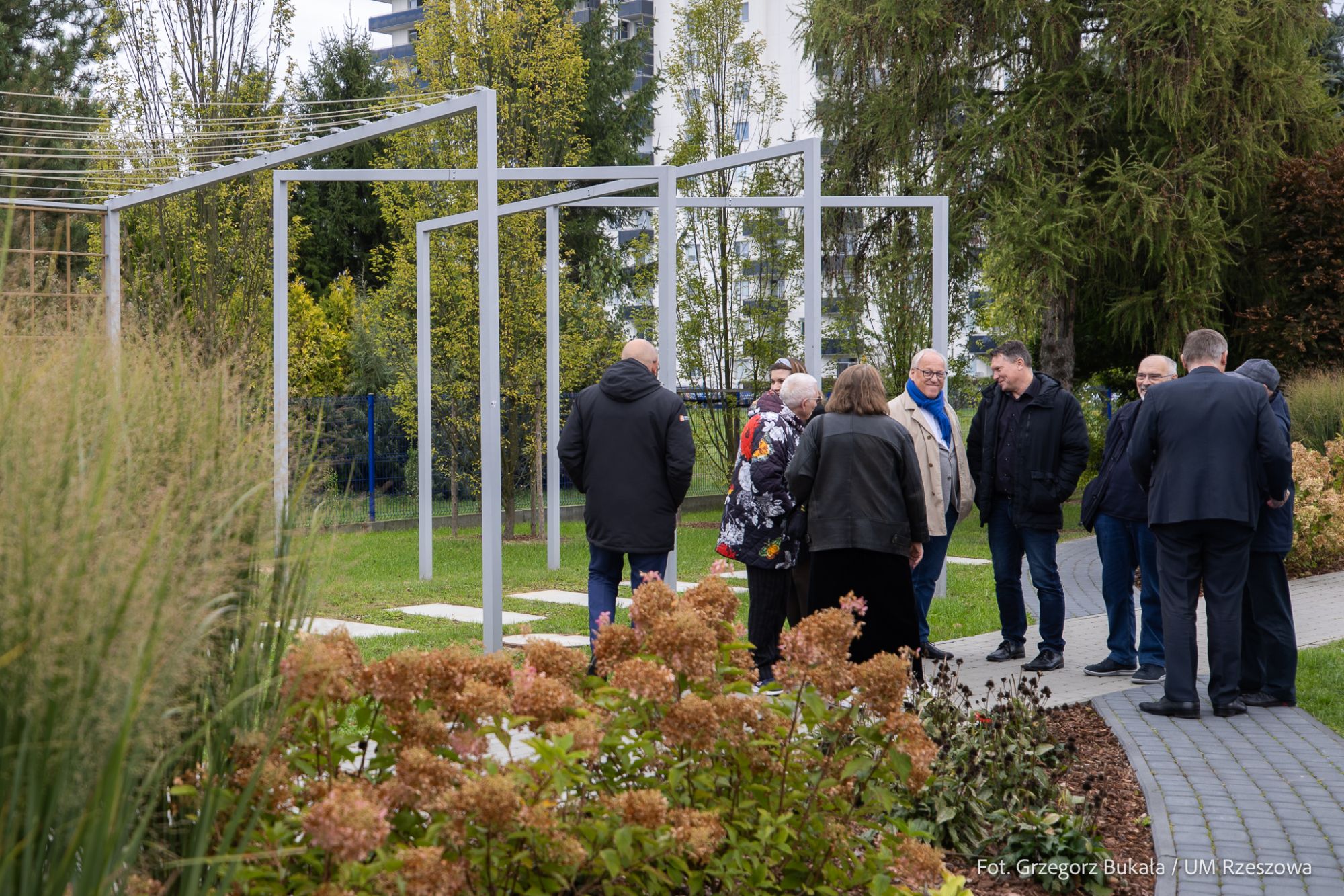 zdjęcie z uroczystego nadania imienia ogrodu kieszonkowego (Bielefeld) przy ul. Kurpiowskiej w Rzeszowie, fot. Grzegorz Bukała, Urząd Miasta Rzeszowa